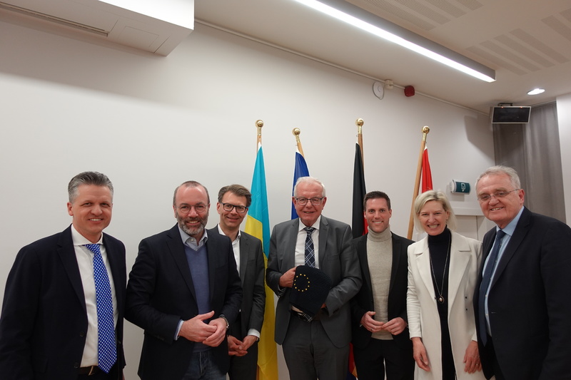 Unter meinem Vorsitz haben wir uns mit allen Unions-Fraktionsvorsitzenden aus Bund und Ländern Anfang März in Brüssel zusammen mit EU-Kommissionspräsidentin Ursula von der Leyen und Nato-Generalsekretär Jens Stoltenberg ausgetauscht. 